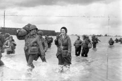 US_Army_Nurses_wade_ashore_Omaha_Beach_12_June_1944