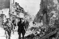 US_Army_Troops_take_bombed_Carentan