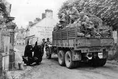 US_Infantry_in_truck_liberated_Bricquebec_Normandy_1944