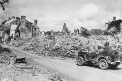 US_troops_entering_Periers_in_Jeep