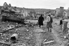 Panzer_IV_in_ruins_of_Mittelwihr_France_feb45