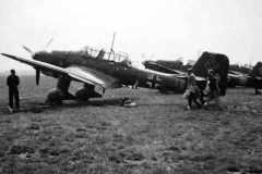 Ju87_B_Stuka_dive_bombers_parked_landing_on_an_improvised_airfield