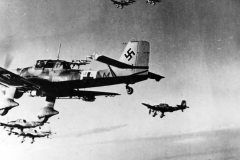 Ju87_Stuka_Dive_Bombers_in_flight_over_desert