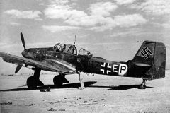 Junkers_Ju_87_D-3_code_S7-EP_of_6-StG_3_El_Aouina_Tunisia_November_1942