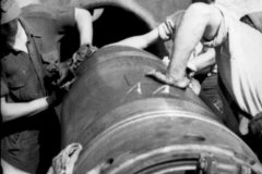 Heavy_mortar_Karl_Gerat_VI_Ziu_Warsaw_Uprising_1944_Shell_Being_Loaded
