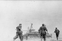 Heavy_mortar_Karl_Gerat_VI_Ziu_Warsaw_Uprising_1944_crew_2