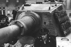 Konigstiger_crew_and_zimmerit-