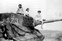 Tiger_2_tank_turret_number_123_with_zimmerit