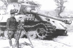 Tiger_II_and_russian_officer-