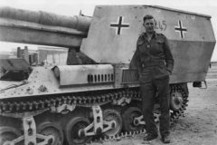 15cm_schwere_Feldhaubitze_sFH_13_1_auf_Fahrgestell_Lorraine_37L_code_A245