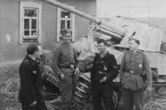 Marder_III_crew_1945
