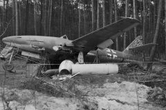 Me262_schwalbe_jet_fighter_in_Germany_1945