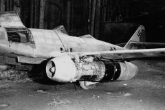 Messerschmitt_Me262_wreck_1945