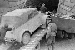 Me323_and_vw_kubelwagen