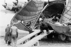 Messerschmitt_Me323_and_gun