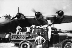 me323_303-0589-27A_Italien_bei_Pisa_Me_323_Gigant_auf_Flugplatz