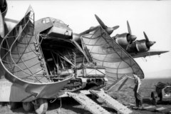 me323_554-0872-07_Tunesien_Flugzeug_Me_323_Entladen