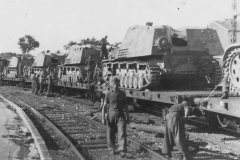 Nashorn_Panzerjager_rail_transport_to_Anzio
