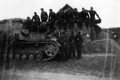 Nashorn_tank_destroyer_with_crew