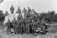 Panzerjager_Hornisse_Nashorn_And_Crew