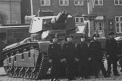Experimental_tank_Neubaufahrzeug_and_crew