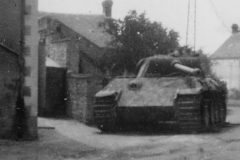 Abandoned_Captured_German_Panther_Tank_in_French_Street_1944