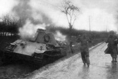 German_Panther_and_POW