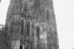 Knocked-Out_German_Panther_Tank_at_Cologne_Cathedral_1945