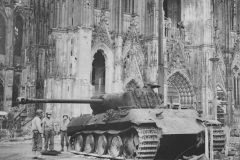 Panther_Ausf_A_Outside_Cologne_Cathedral_1945