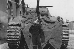 Panther_Ausf_D_1944_and_crew_member