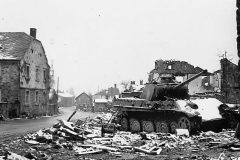 Panther_Ausf_G_of_1st_SS_Panzer_Division_Leibstandarte_SS_Adolf_Hitler_tank_number_221_with_steel_road_wheels_Ardenes