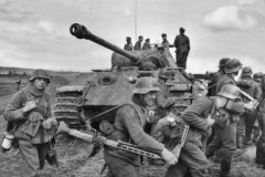 Panther_ausf_A_and_wehrmacht_soldiers