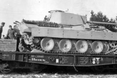Panther_ausf_D_tank_on_railcar