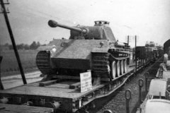 Panther_ausf_G_on_rail_car