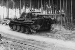 Panther_ausf_G_with_steel_wheels