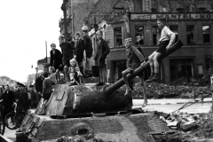 Panther_dug-in_1945