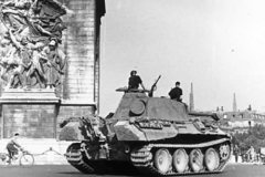 Panther_tank_Arc_de_Triomphe_Paris