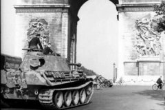 Panther_tank_in_Paris_Waffen_SS_Arc_de_Triomphe