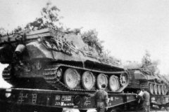 Panther_tank_on_rail_car