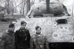 Panther_tank_with_hit_marks