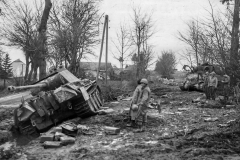 Panther_under_recovery_by_M32_of_the_11th_AD_outside_of_Walferdange_13feb45