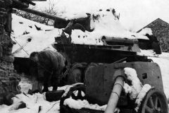Stavelot_1945_Panther_and_PaK_40