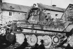 US_Soldier_and_KO_Panther_Ausf_G_Tank_in_La_Gleize_Belgium_1945