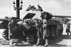WACs_Inspecting_a_KOd_Panther_G_in_Paris_1944
