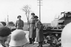 Panzer_I_and_soldiers