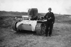 Panzer_I_ohne_Aufbau_and_soldier