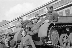 Panzer_I_ohne_aufbau_and_crew