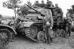 Panzer_II_ausf_C_and_wehrmacht_soldiers