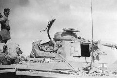 Afrika_Korps_Damaged_Panzer_III_Lang