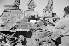 British_officers_examine_a_KO_Panzer_III_April_1942